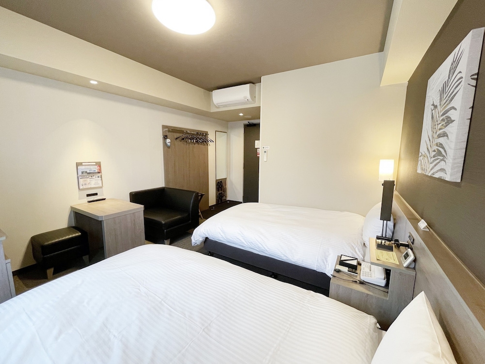 COMFORT, TWIN BEDS, EAST WING