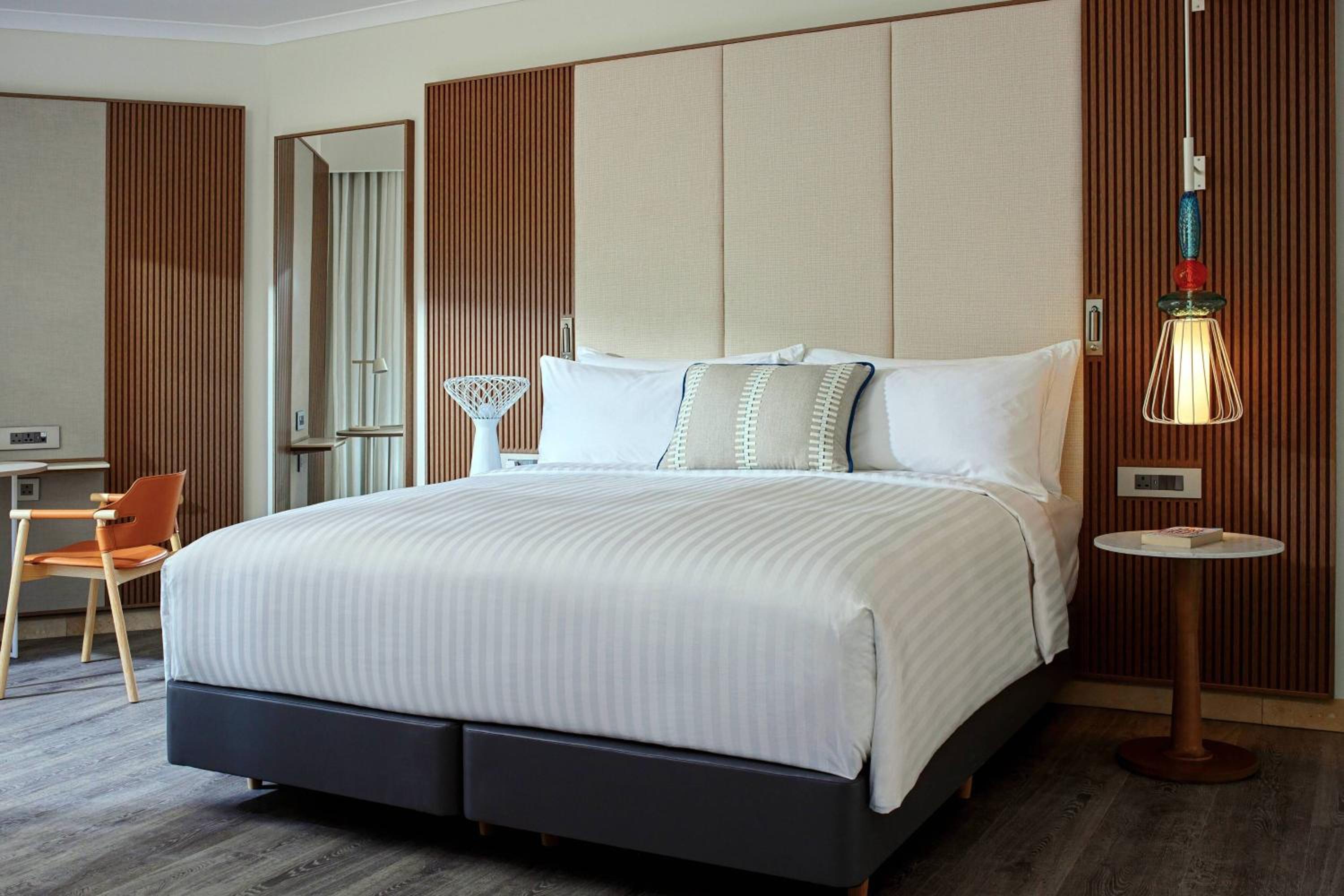 Club, King Bed, Pool View, Balcony, Club Lounge Access