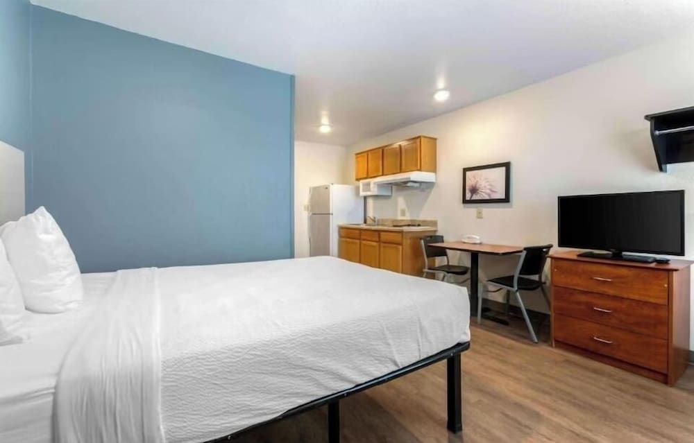 1 Queen Bed - Mobil Acc Ri Shwr Nsmk Kitchen