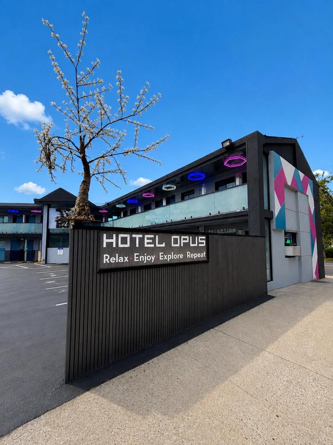 Hotel OPUS Bronx Near Bay Plaza Mall 39/46