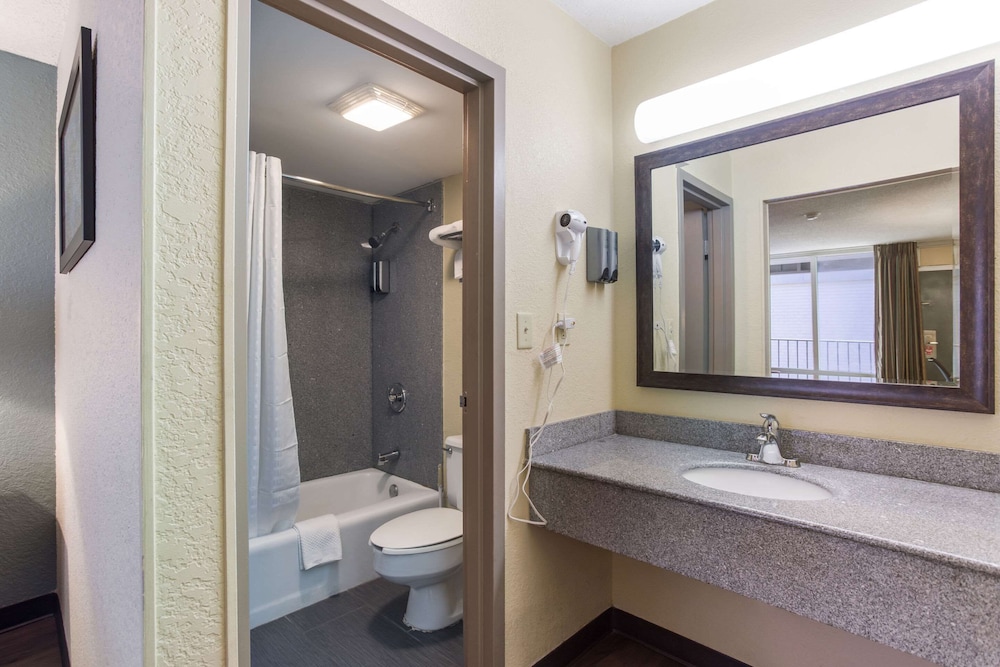 Econo Lodge Gallatin - Metro Nashville 28/43