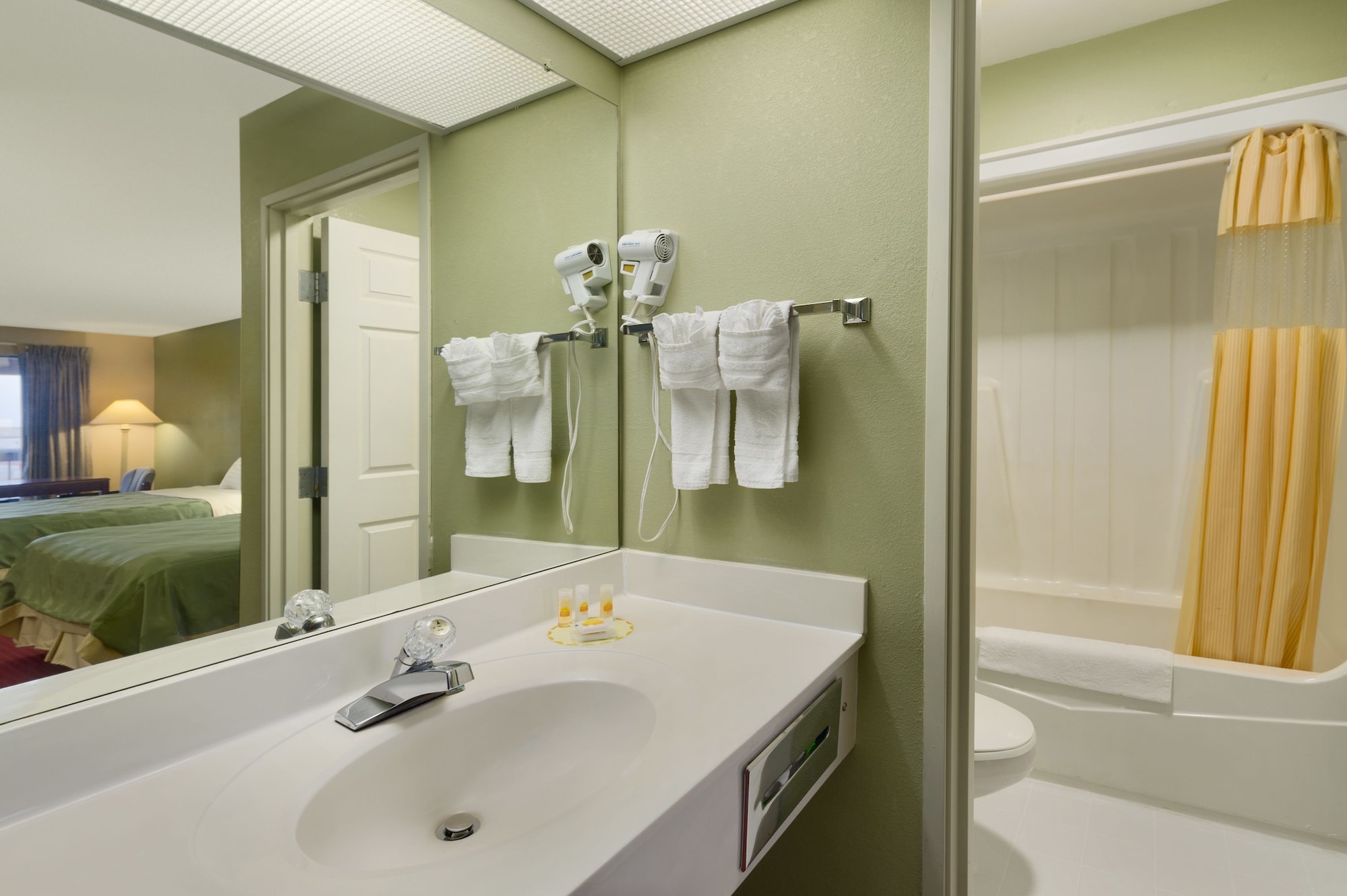 غرفة بسرير كينج لذوي الإعاقة، Quality Inn & Suites near Robins Air Force Base 10/10