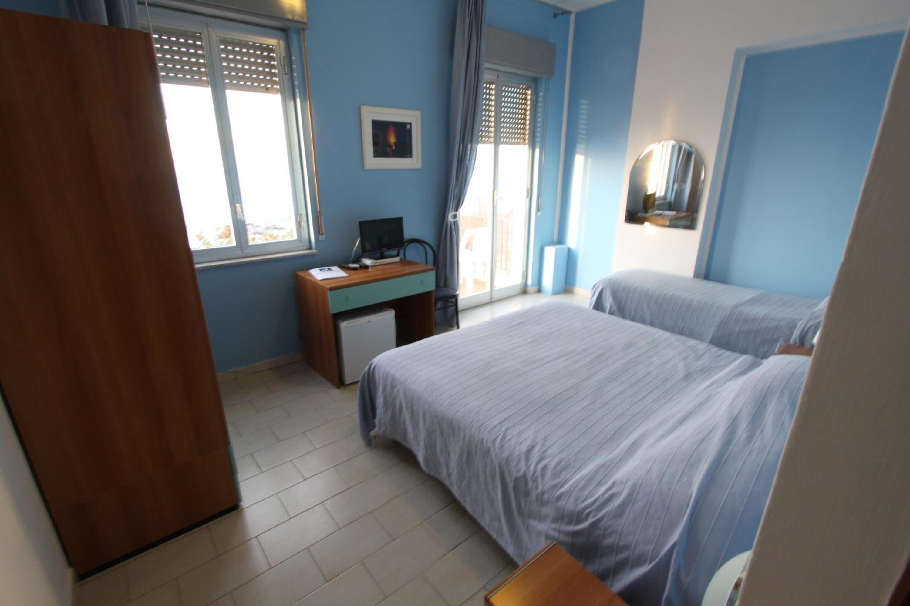 Room, Triple, Sea View, Hotel La Scogliera 4/10