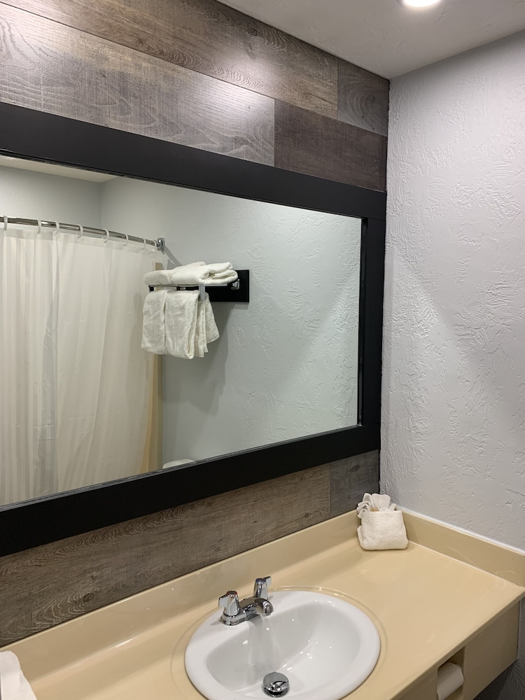Auberge Shores Inn & Hotel 45/47
