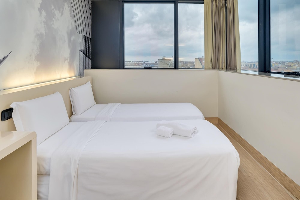 ROOM, TWIN BEDS