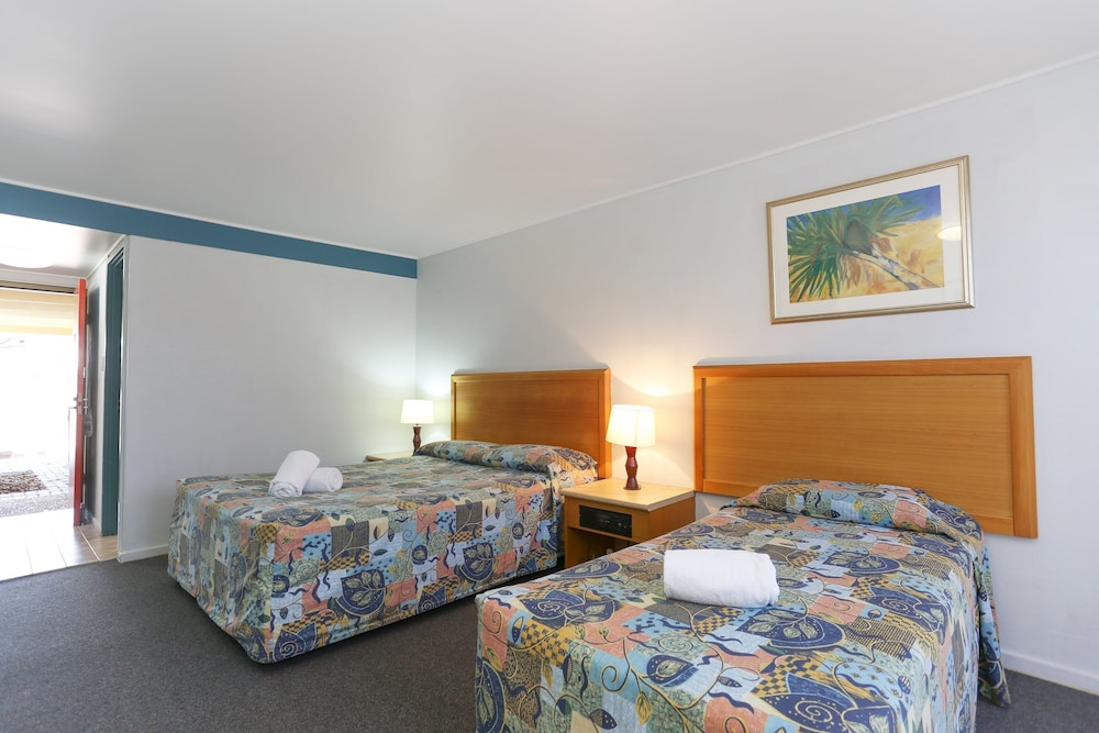 ROOM, TWIN BEDS