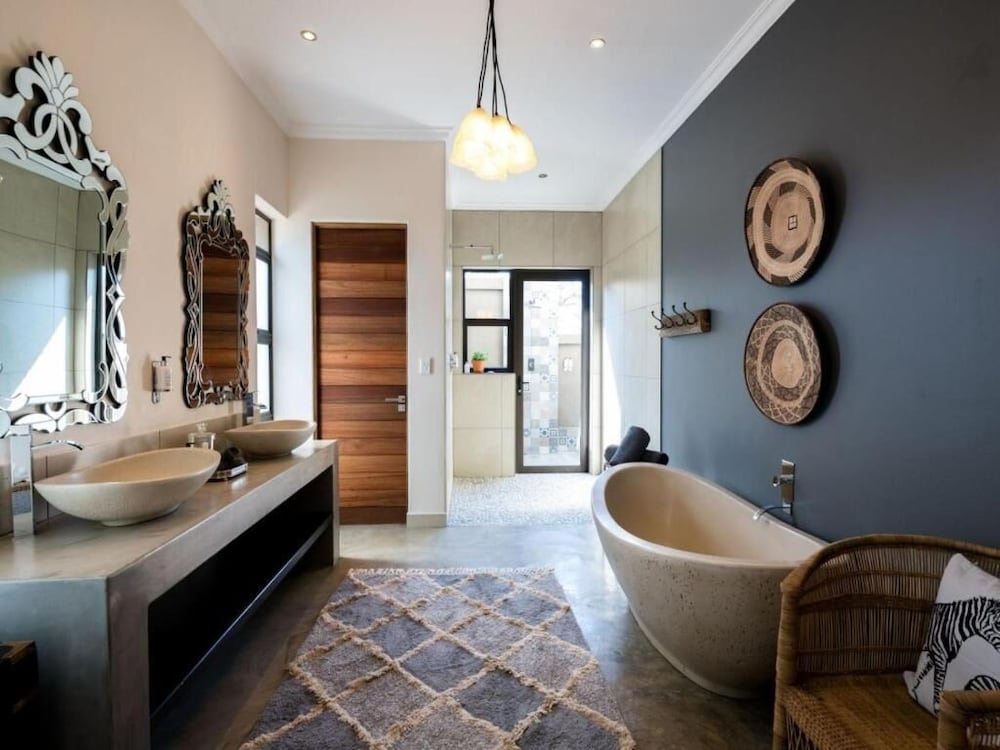 Safari Moon Luxury Bush Lodge 50/50