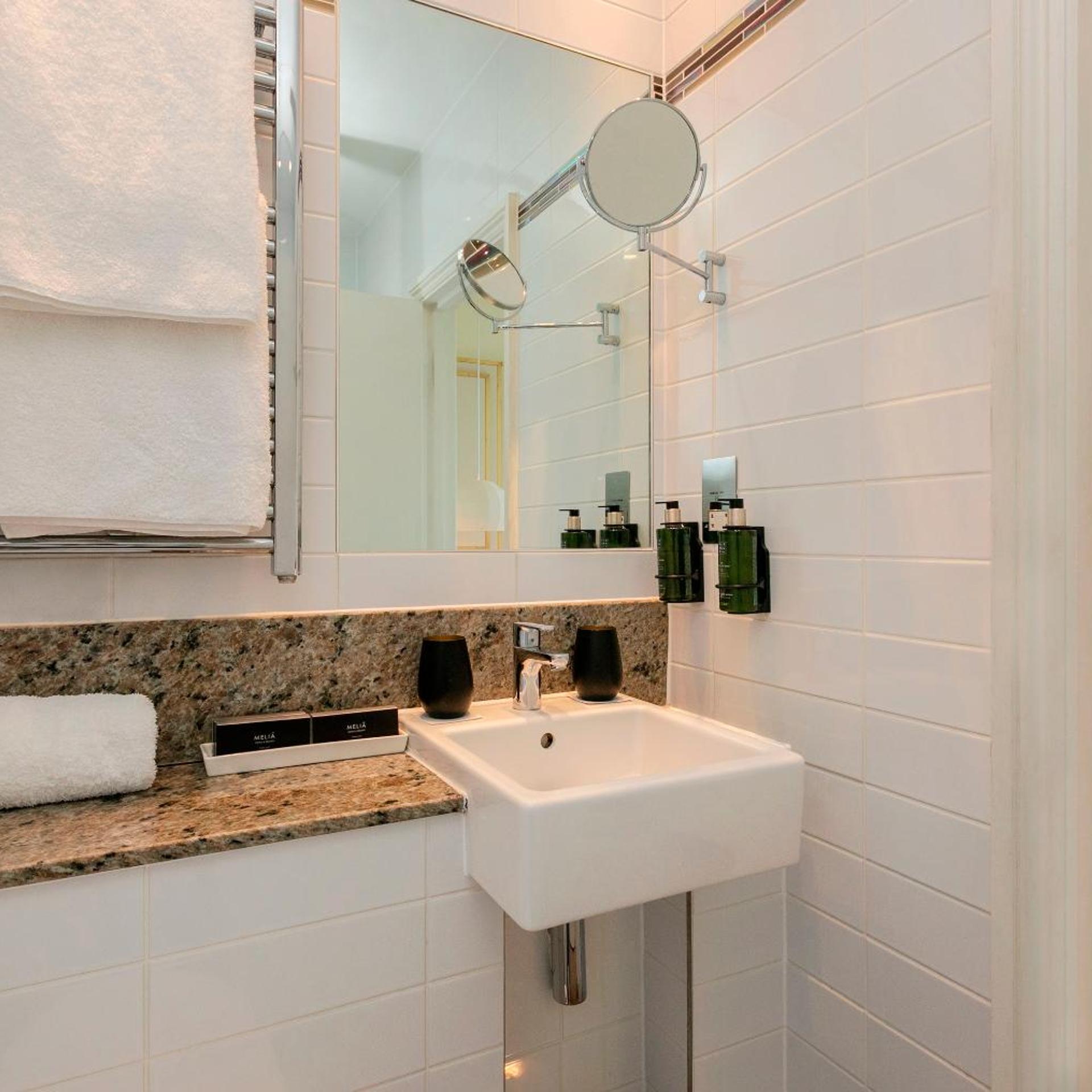غرفة عائلية مع أريكة، Melia London Kensington Member of Melia Collection 2/6