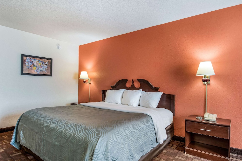 Econo Lodge Inn & Suites Chambersburg Central 13/27