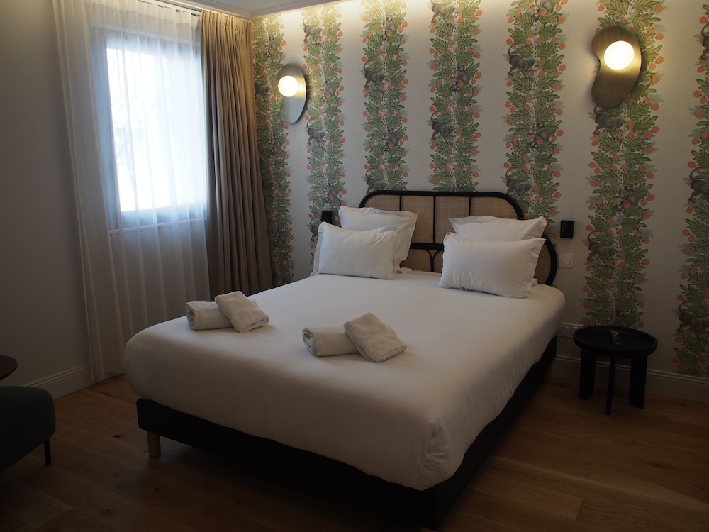 SUPERIOR, SUITE, QUEEN BED, SOFA