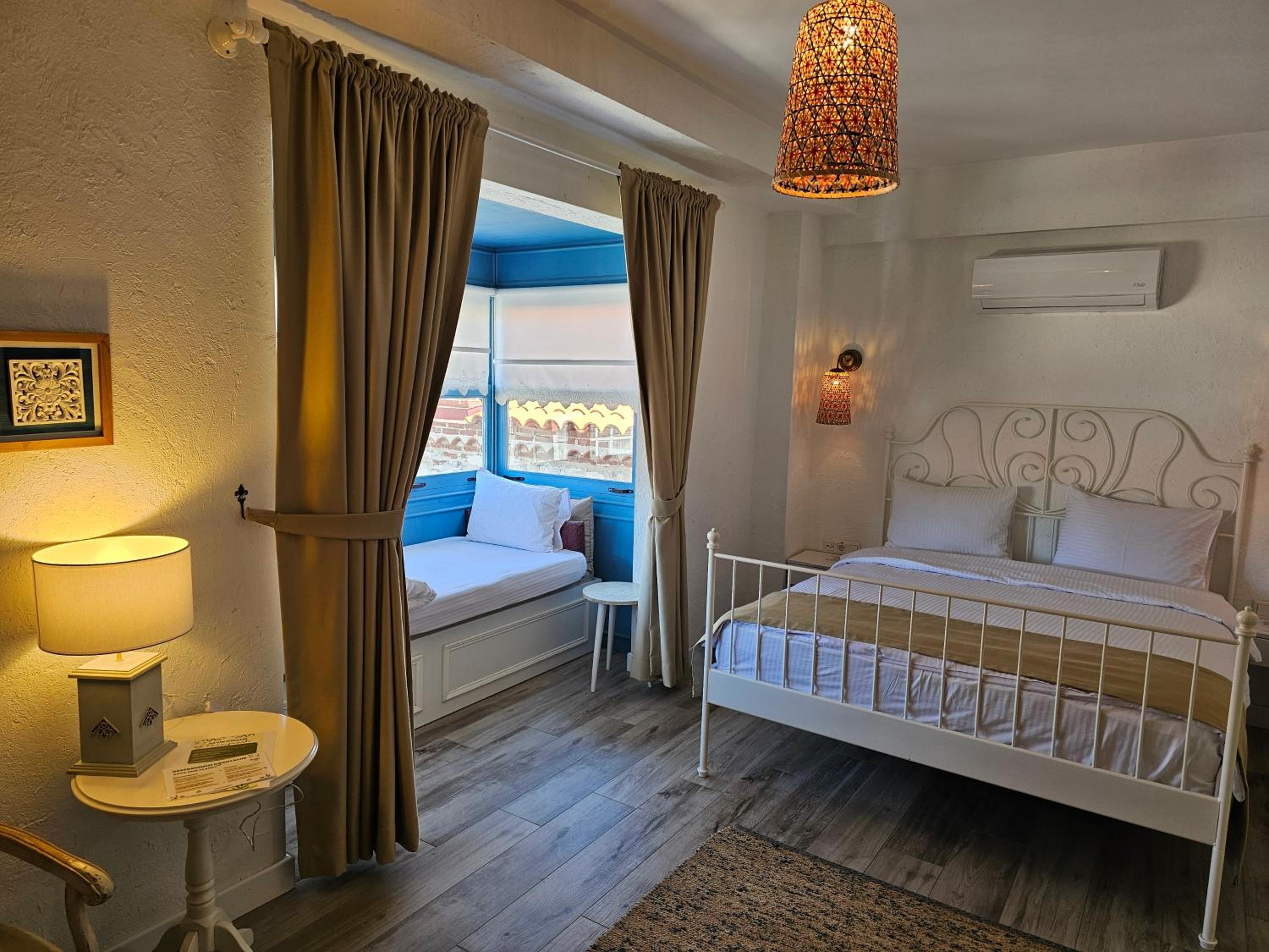 Deluxe, Double Bed, with Extra Bed
