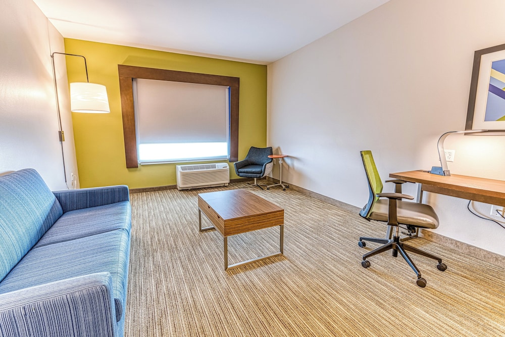 Holiday Inn Express Suites Rantoul 68/76