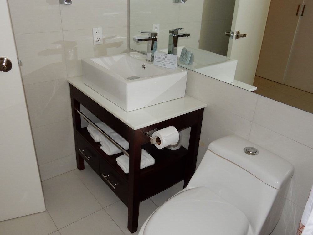 Voco Surfside Aruba by IHG 21/90
