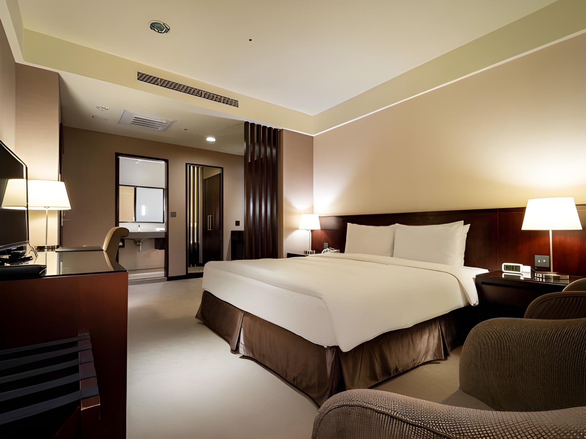 Economy, Queen Bed, No Parking