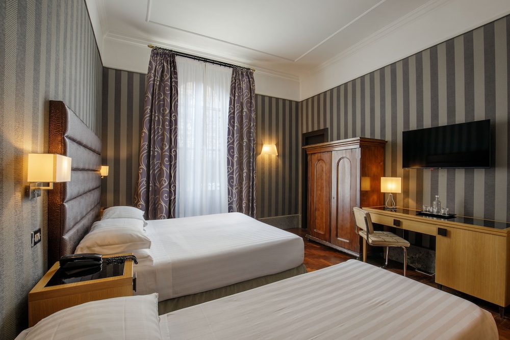 Royal Court Hotel 24/63