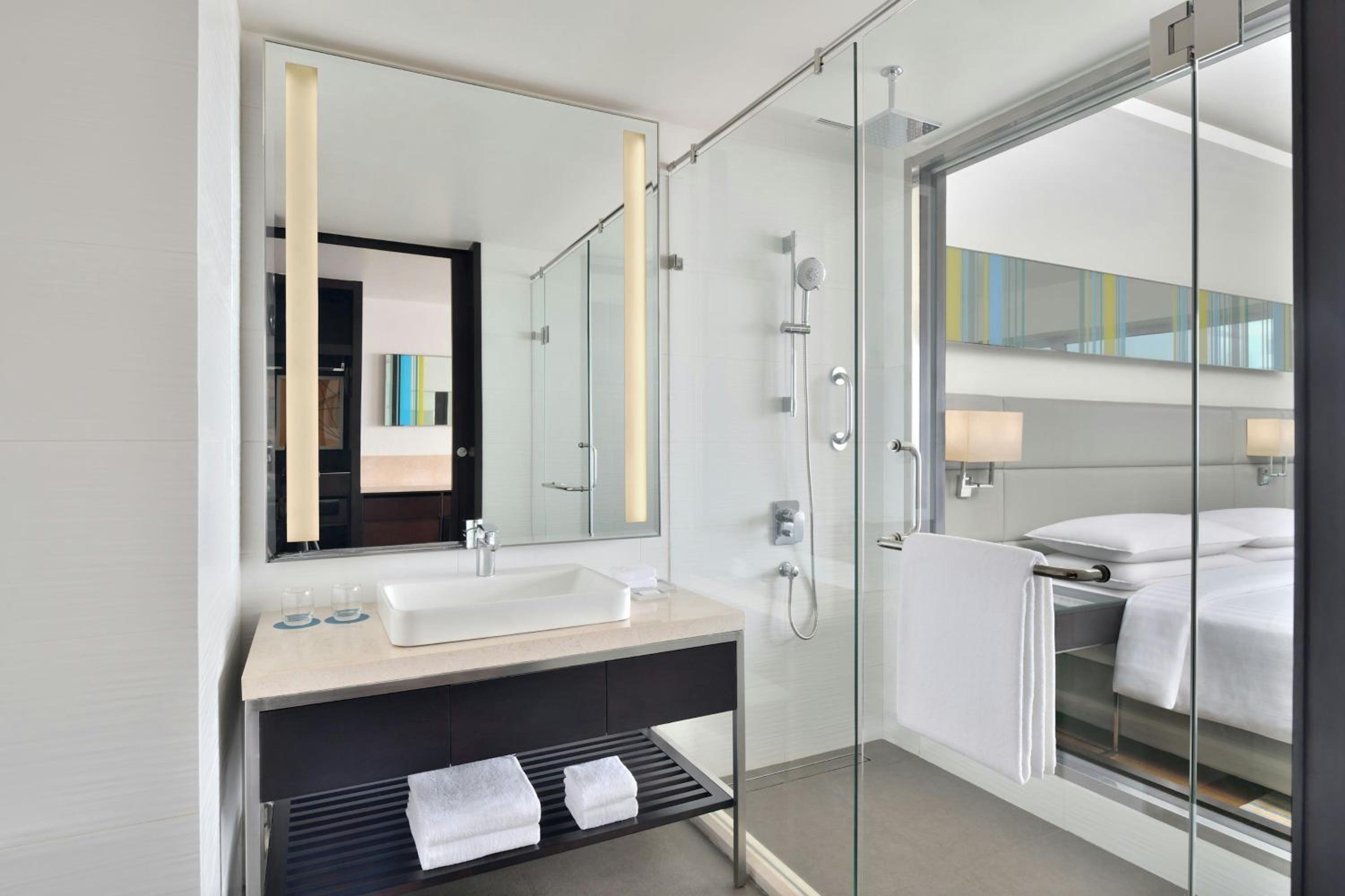 Guest Room, King Bed, Stadium View، Courtyard Navi Mumbai 4/4