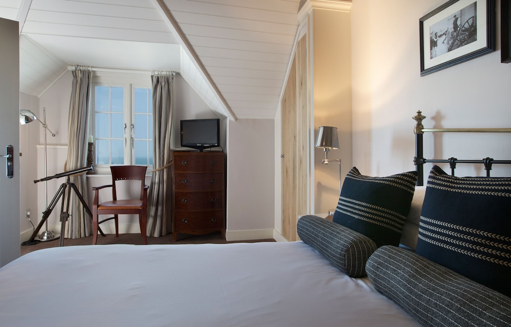 Marine Hotel 13/50