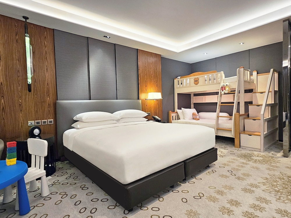 DELUXE, FAMILY, KING BED, BUNK BED