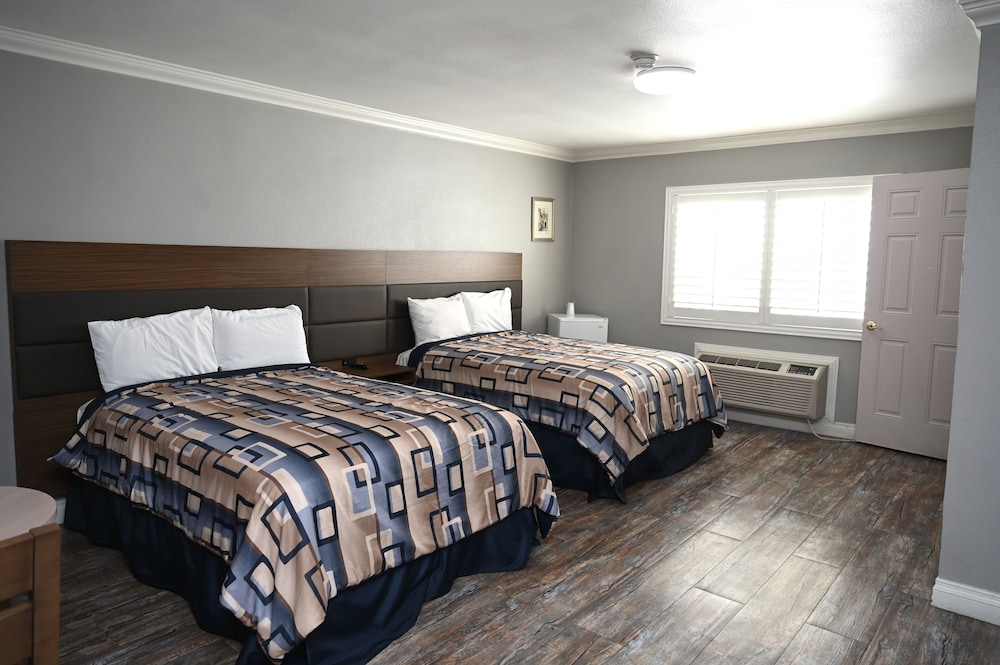 ROOM, 2 DOUBLE BEDS
