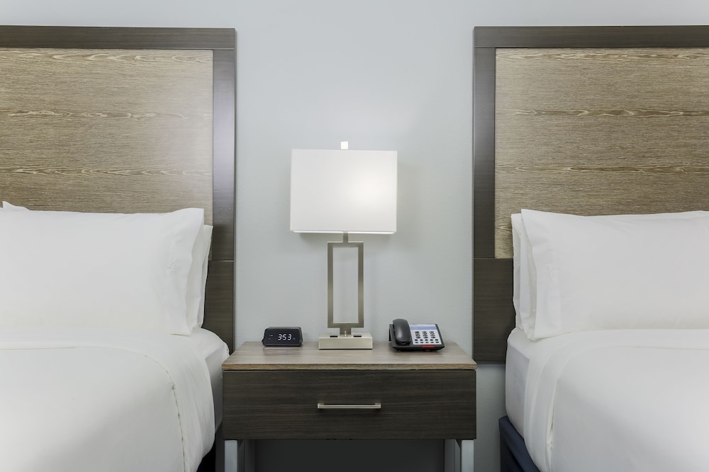 Holiday Inn Express Suites Houston Se Airport Area 22/71