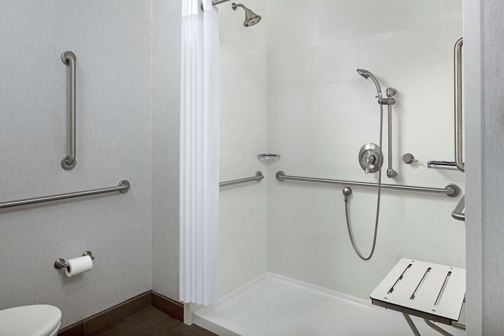 Hampton Inn and Suites Teaneck Glenpointe, NJ 15/41