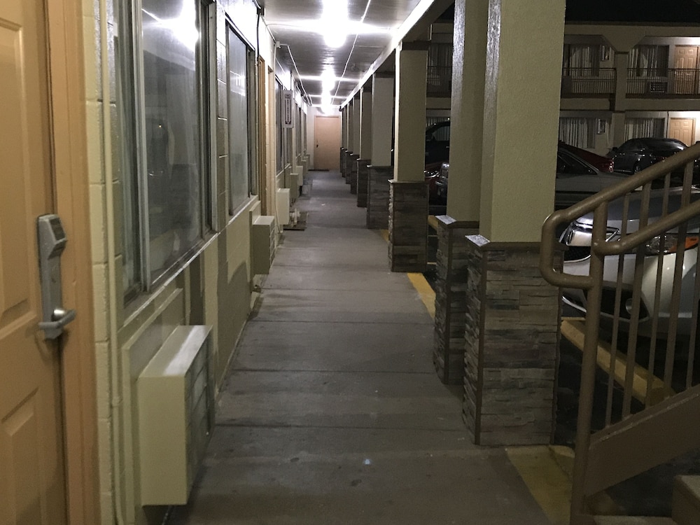Hutchinson Inn 56/58