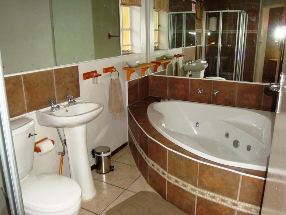 Flintstones Guest House Fourways 47/50