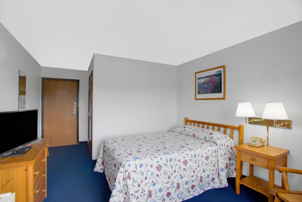 Super 8 by Wyndham Lake George/Warrensburg Area 6/19