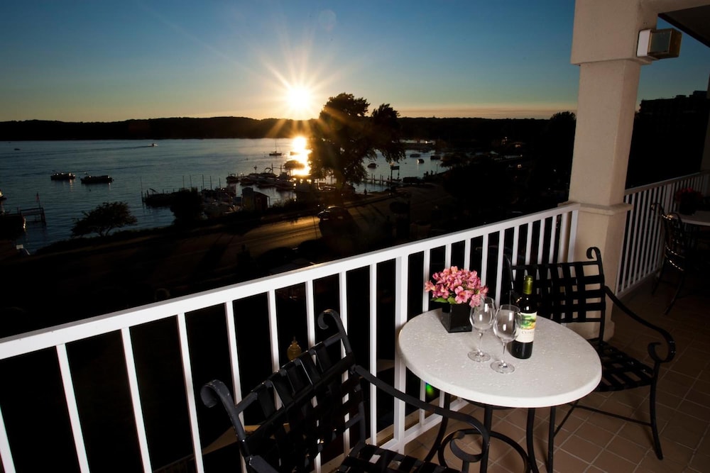 Bella Vista Suites 44/59
