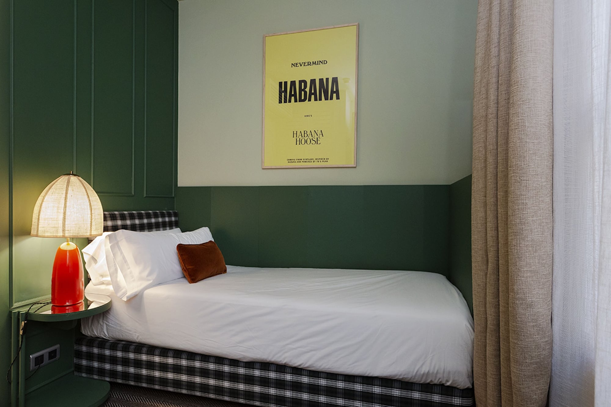 ROOM, SINGLE