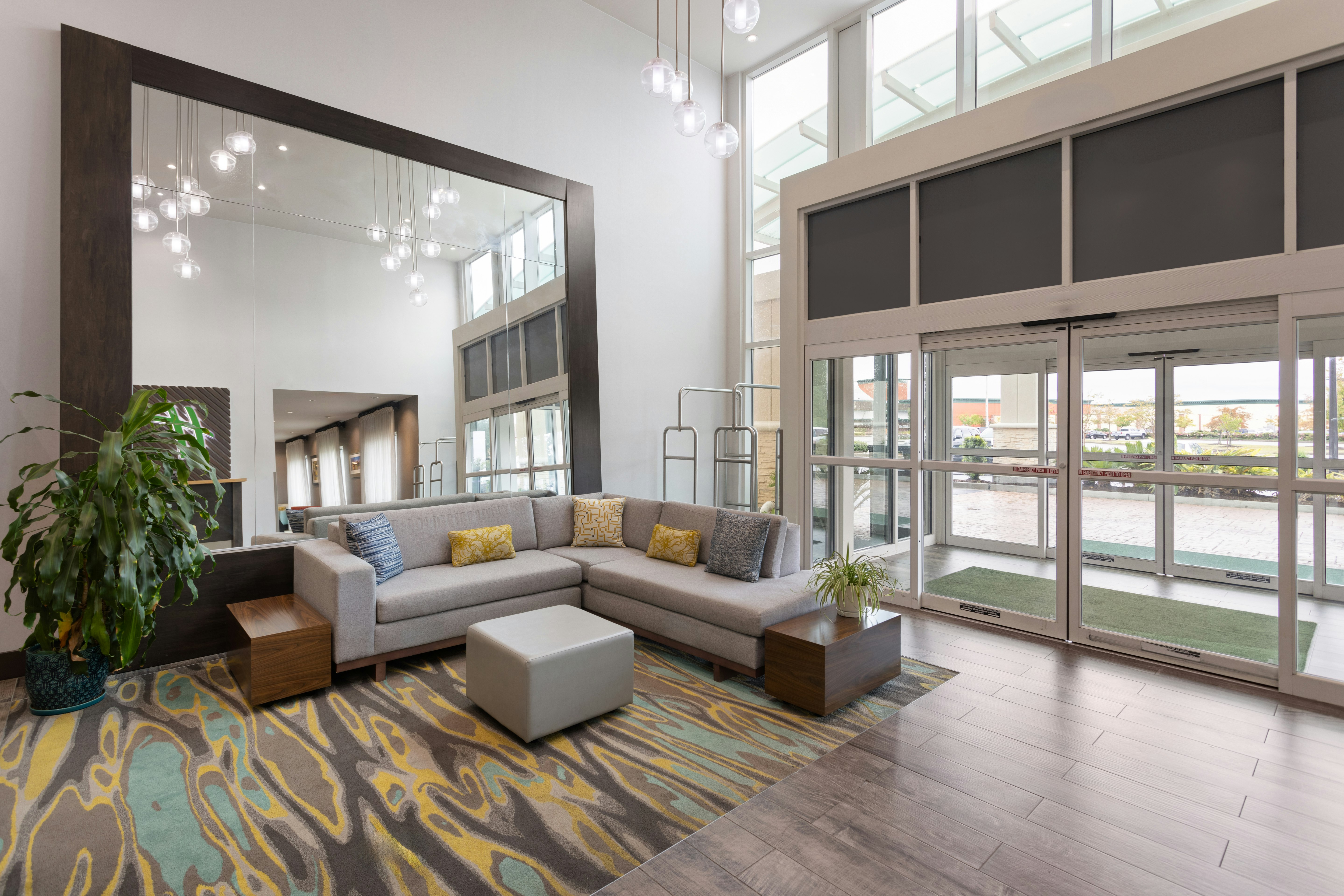 Holiday Inn Suites Savannah Airport Pooler 37/74