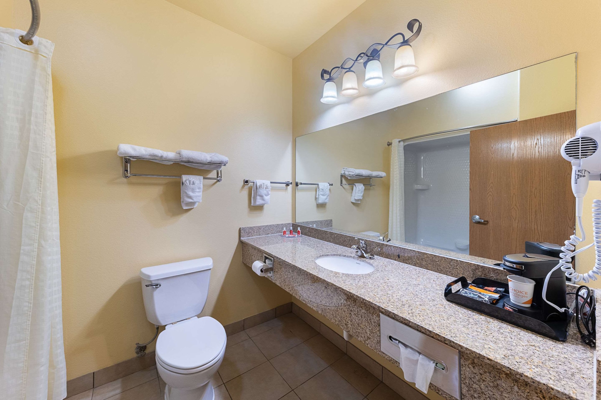 غرفة قياسية بسرير كينج، Econo Lodge Inn and Suites Bridgeport 2/3