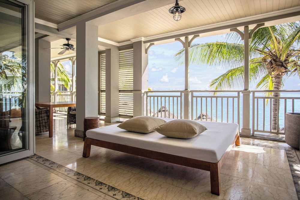 جناح بسرير كينج بشرفة مع أريكة، The St. Regis Le Morne Resort, Mauritius 4/6