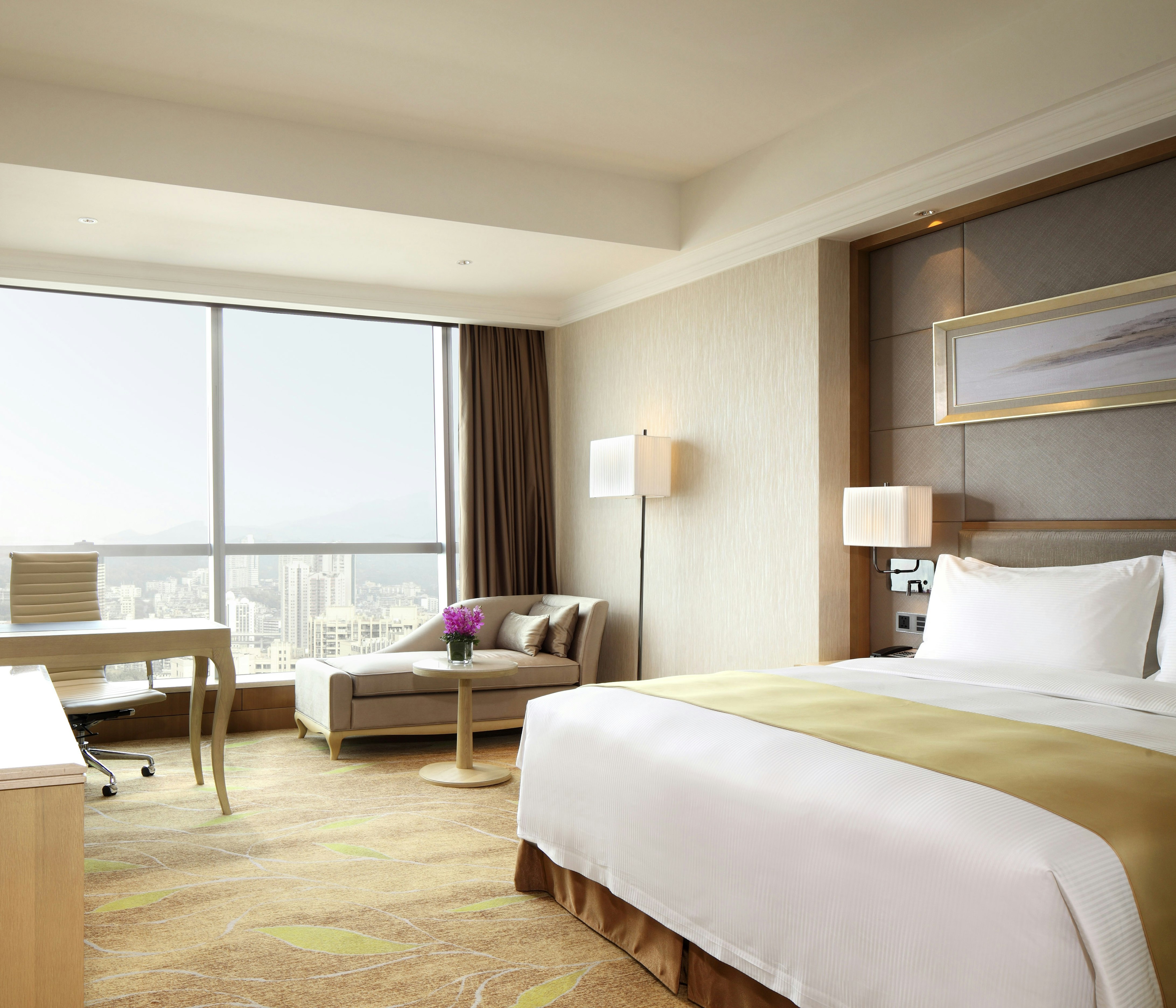 GUEST ROOM, KING BED