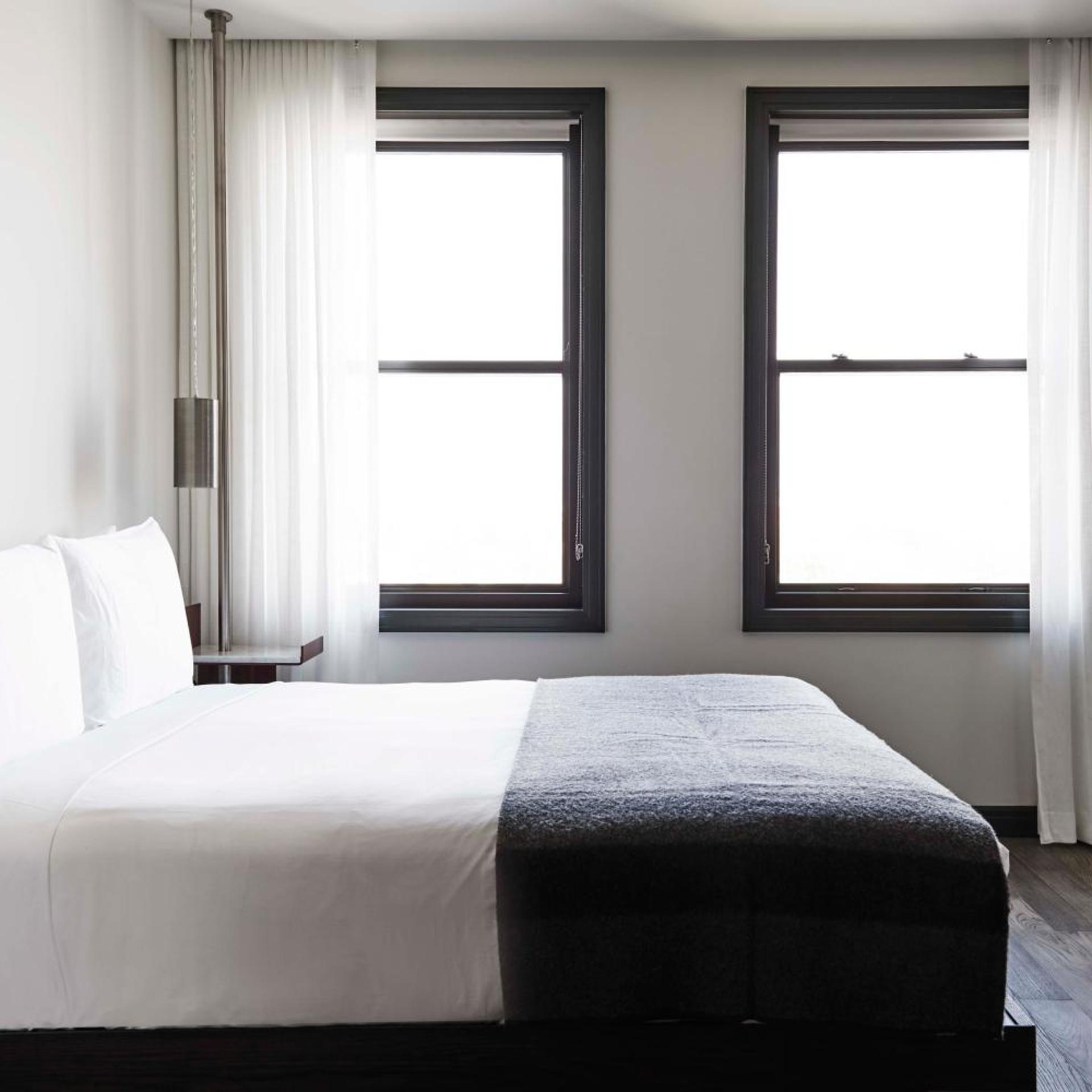 Landmark, Queen Bed, Accessible