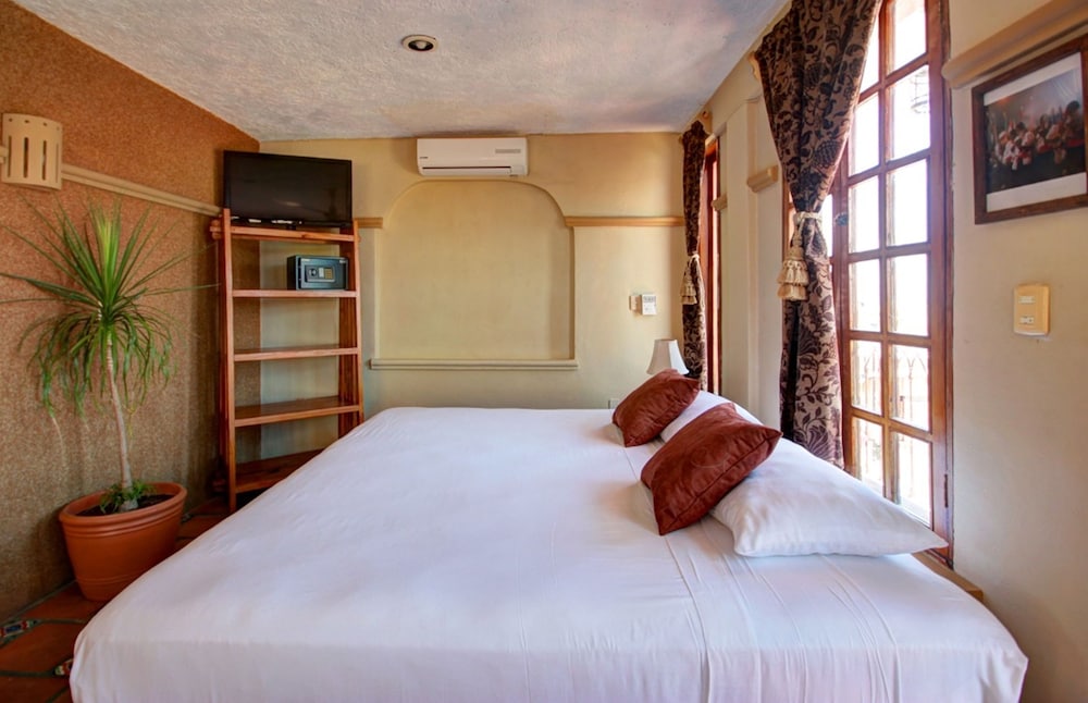 Grand, Family, 1 King and 1 Single Beds, Balcony