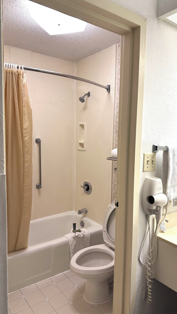 Executive Inn 13/13