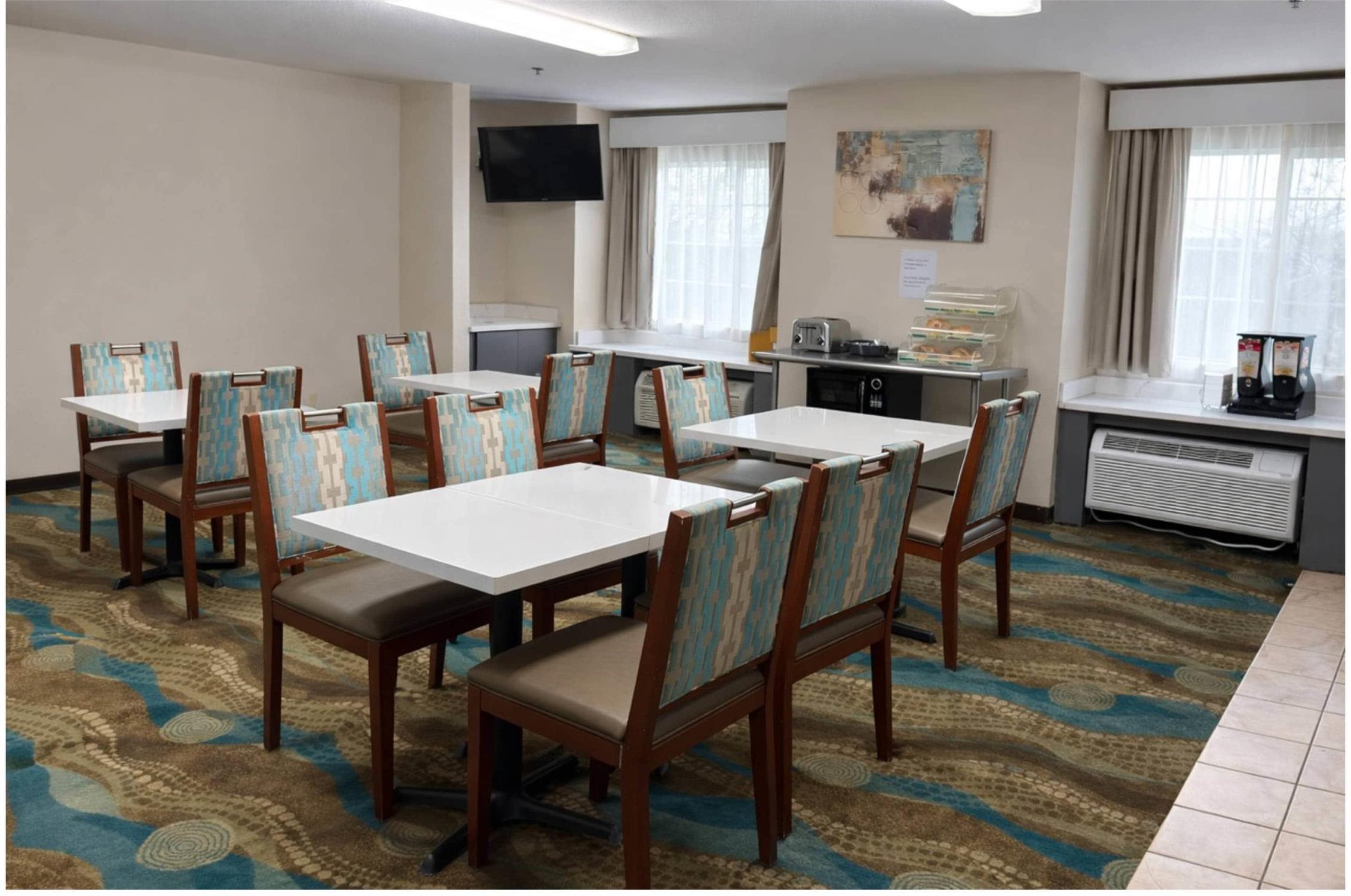 Econo Lodge Inn & Suites Santa Rosa South 15/18
