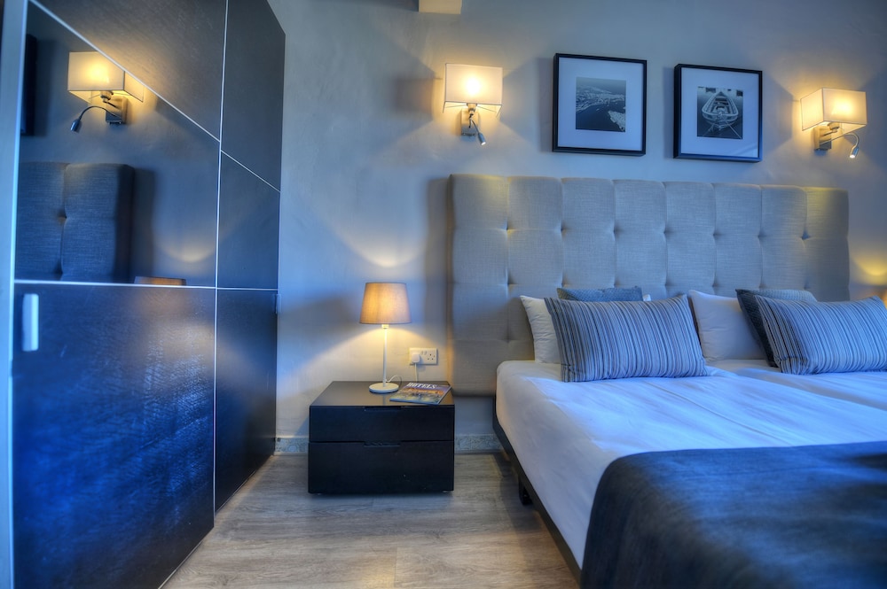 ECONOMY, DOUBLE OR TWIN BED