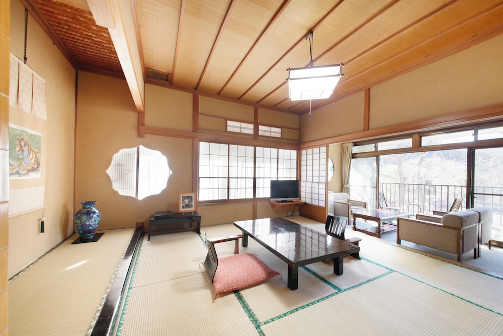 Shimobe Hotel 50/67