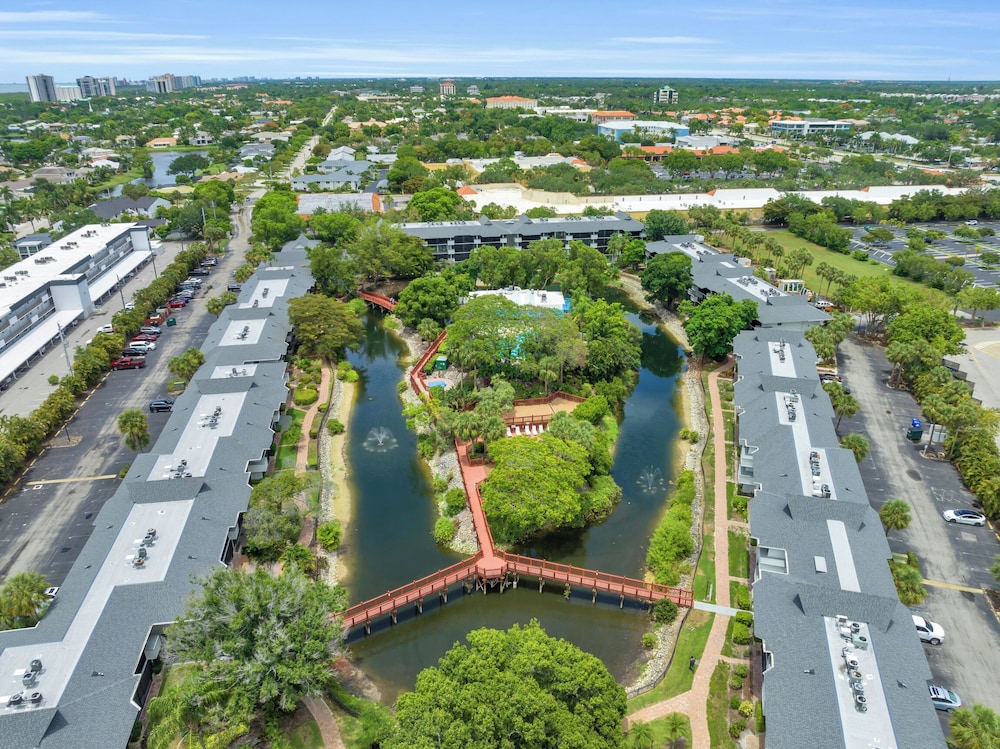 Park Shore Resort 56/60