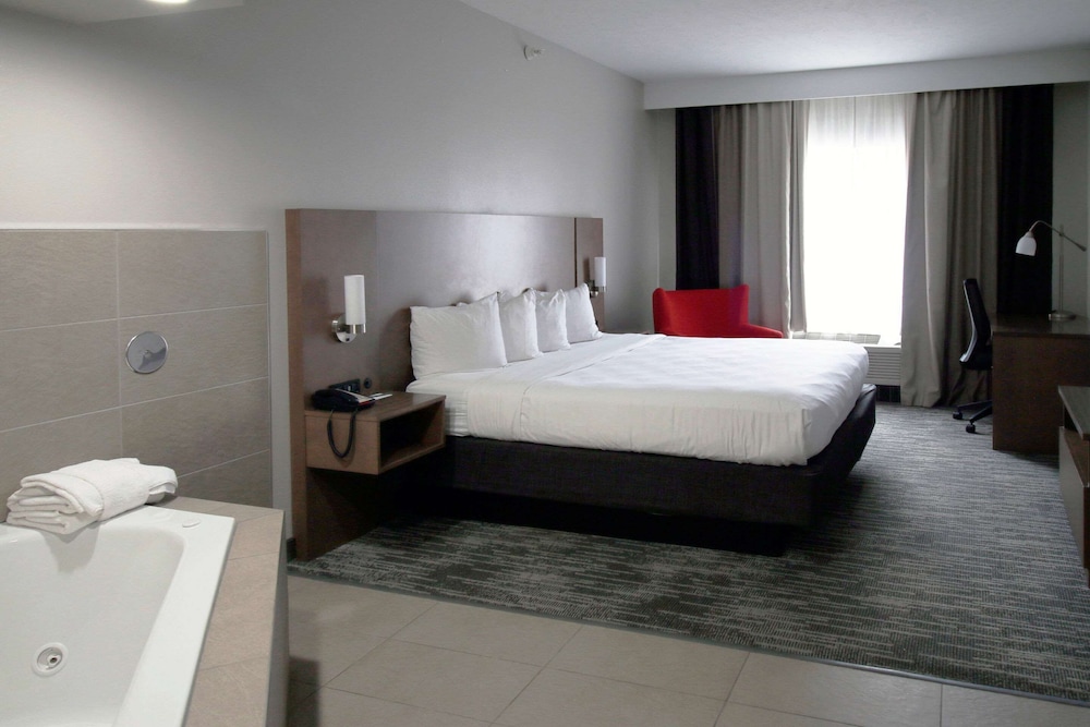 جناح بسرير كينج بحوض جاكوزي لذوي الإعاقة، Country Inn and Suites by Radisson Council Bluffs IA 9/9