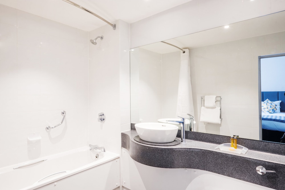 Holiday Inn Farnborough by IHG 11/74
