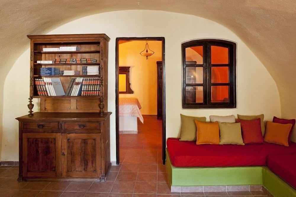 LAVA SUITES and LOUNGE 3/40