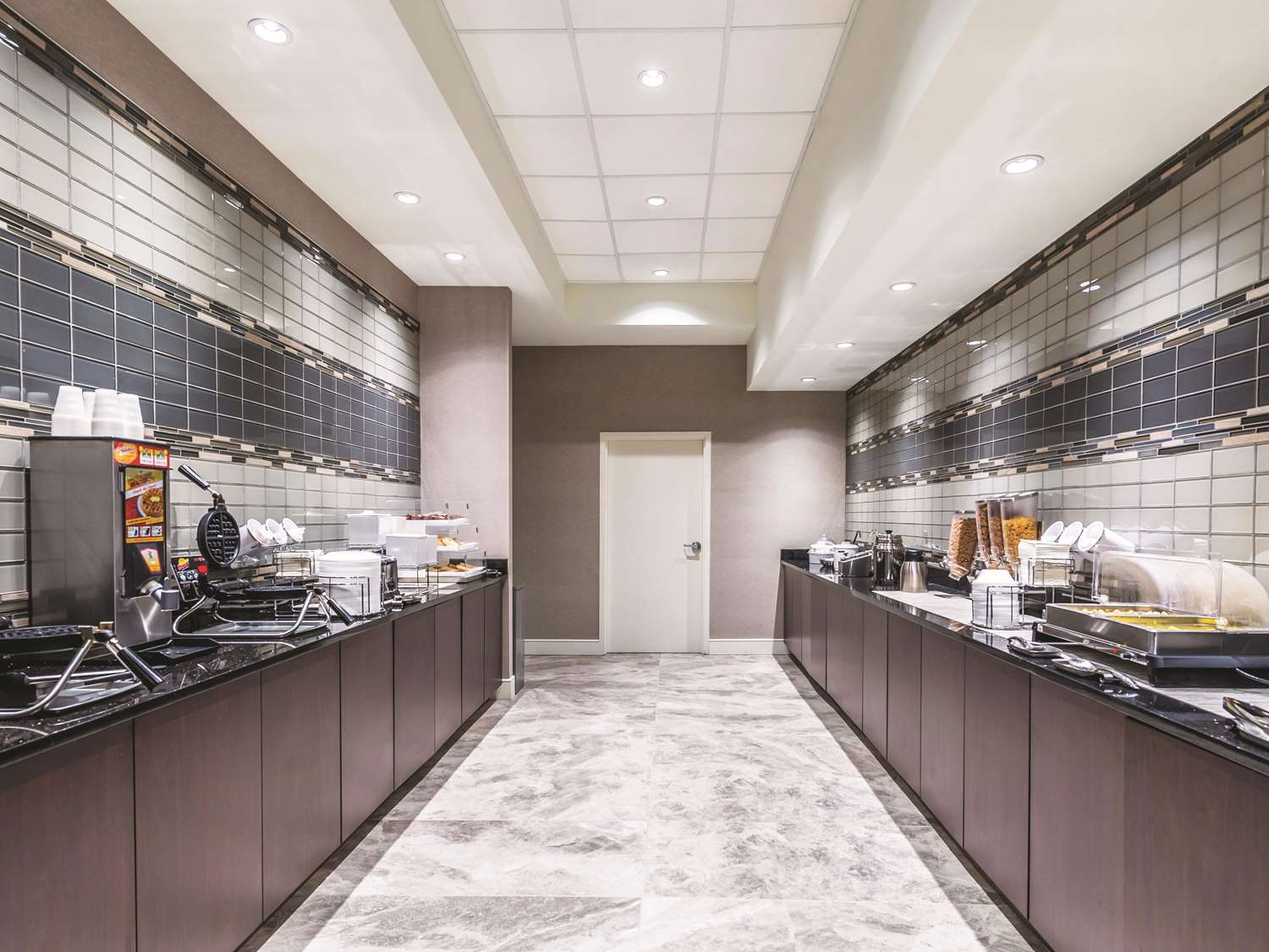 La Quinta Inn & Suites by Wyndham Cincinnati Sharonville 26/45