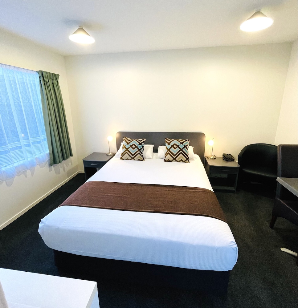 298 Westside Motor Lodge 13/41