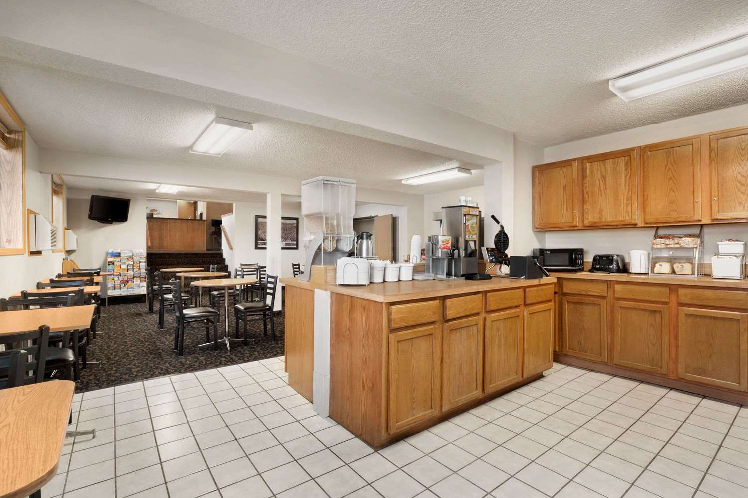 Super 8 by Wyndham Lincoln North 19/32