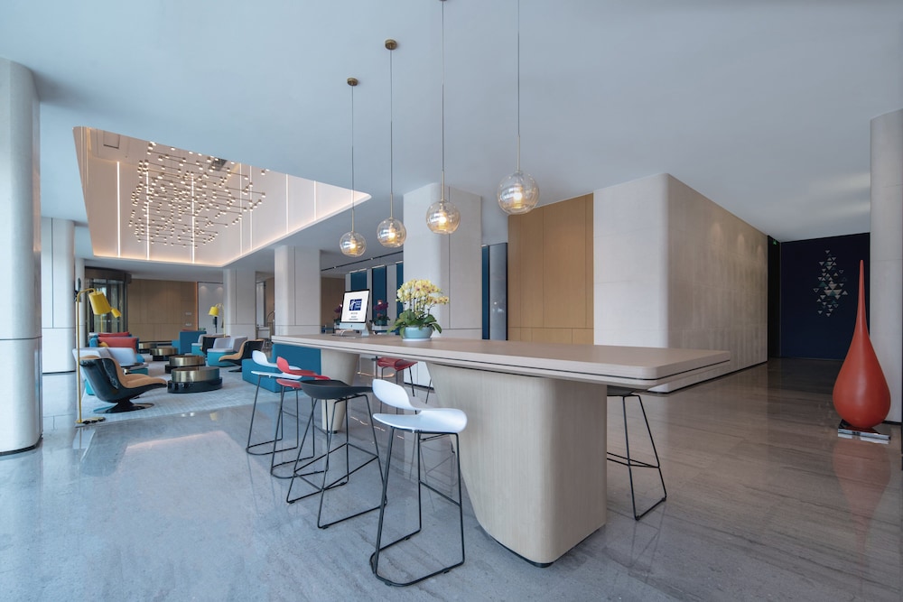 Holiday Inn Express Shenzhen Longhua 65/77