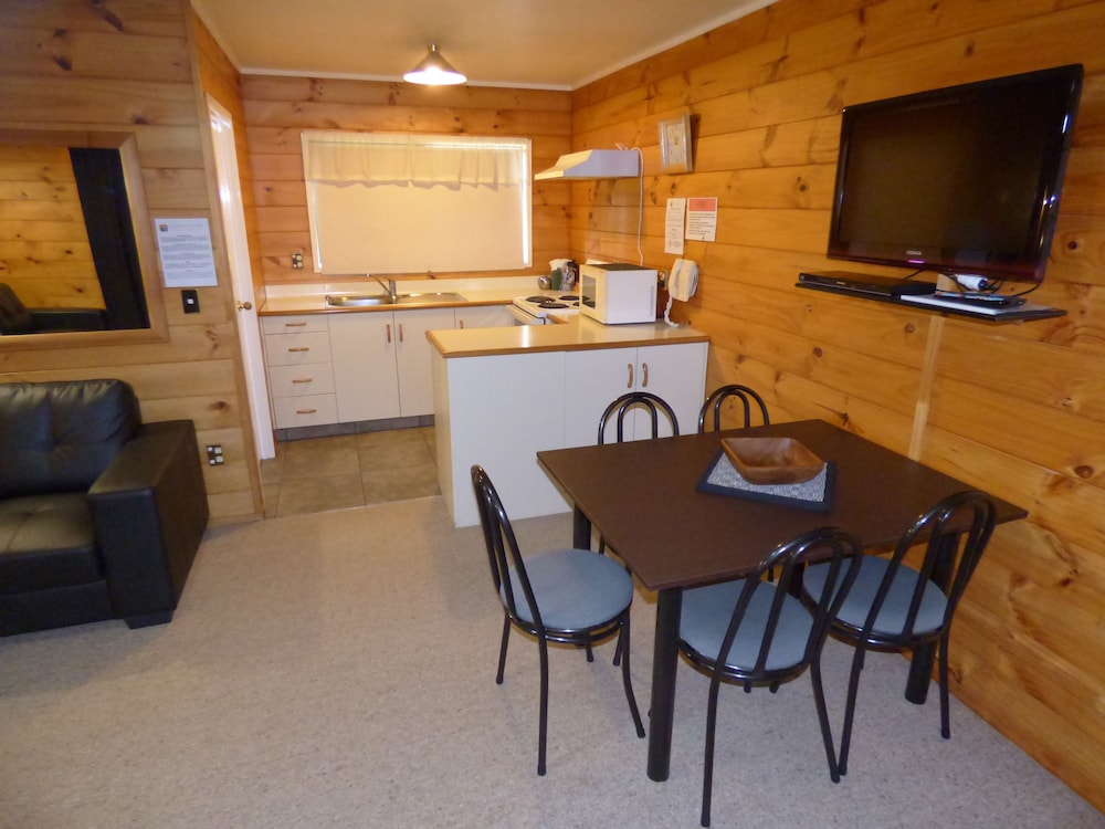 CEDARWOOD LAKESIDE MOTEL AND CONFERENCE VENUE 68/75