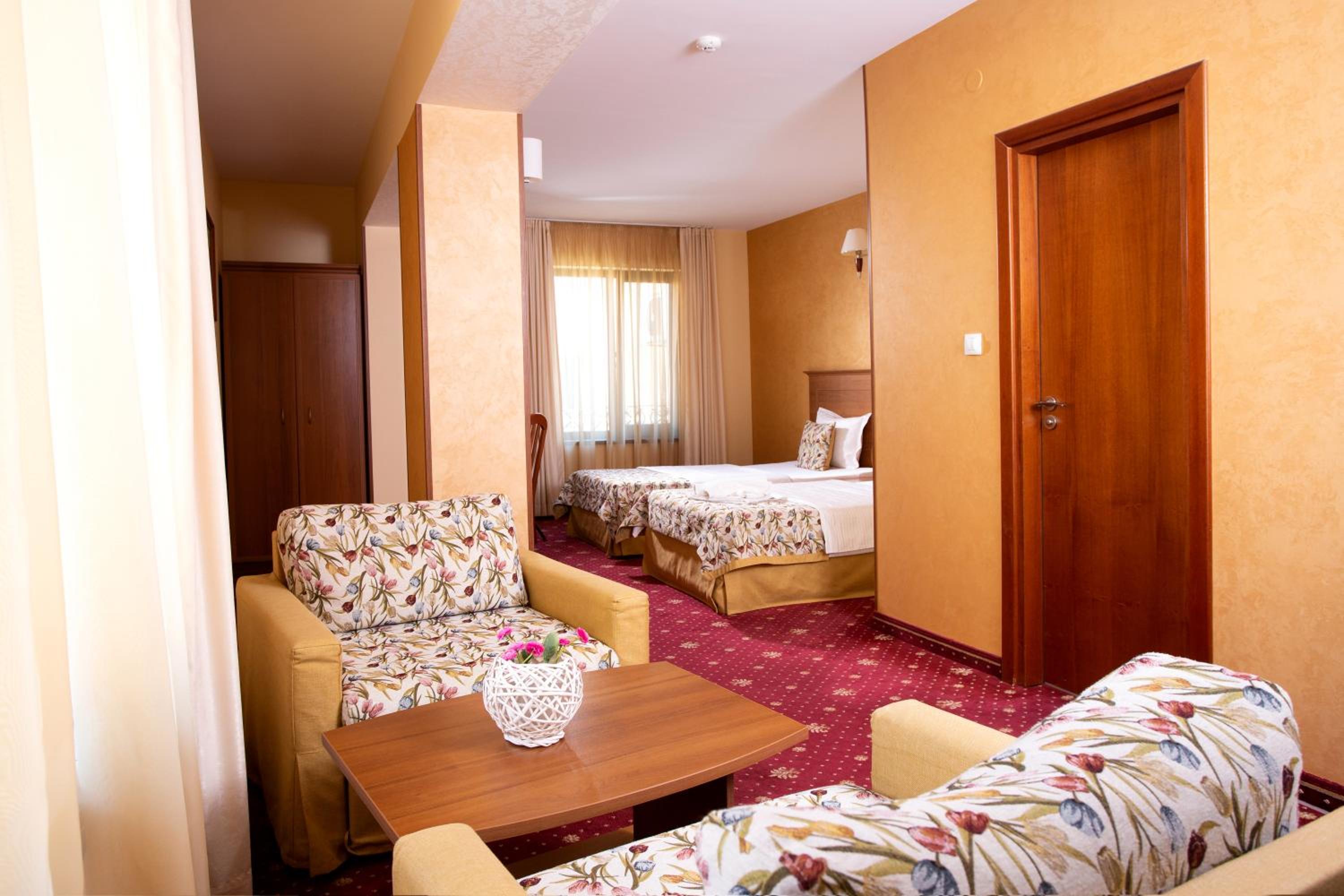 Contessa Hotel 20/45